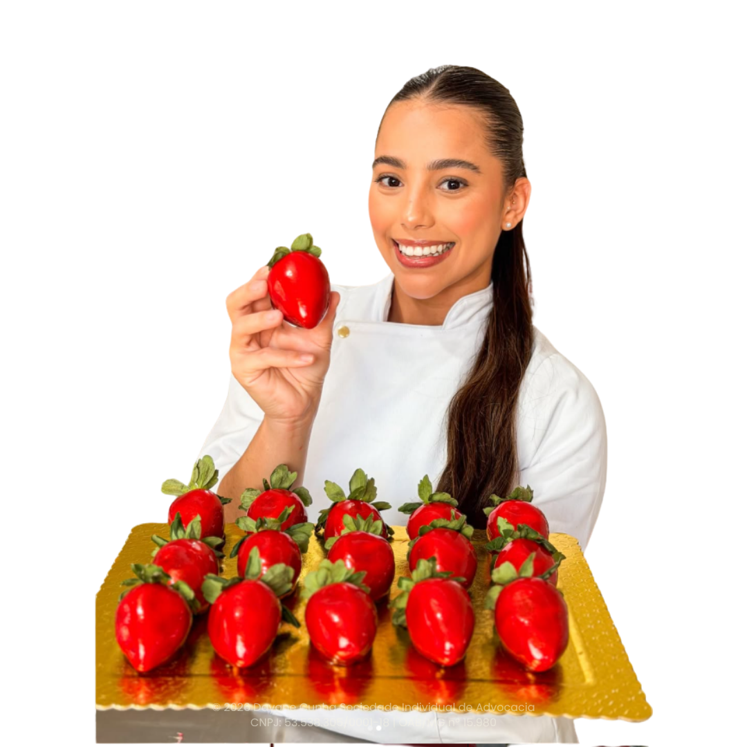 Jade Braga segurando um morango e apresentando sobremesas, em recorte sobreposto