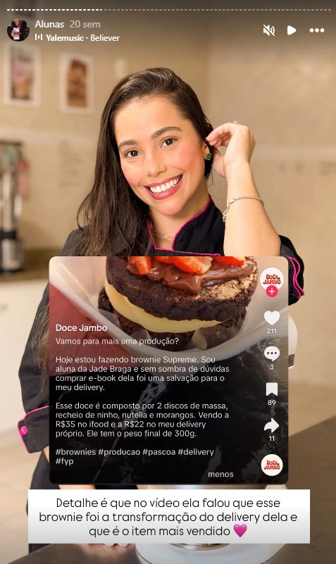 Aluna mostrando brownie supreme com morangos